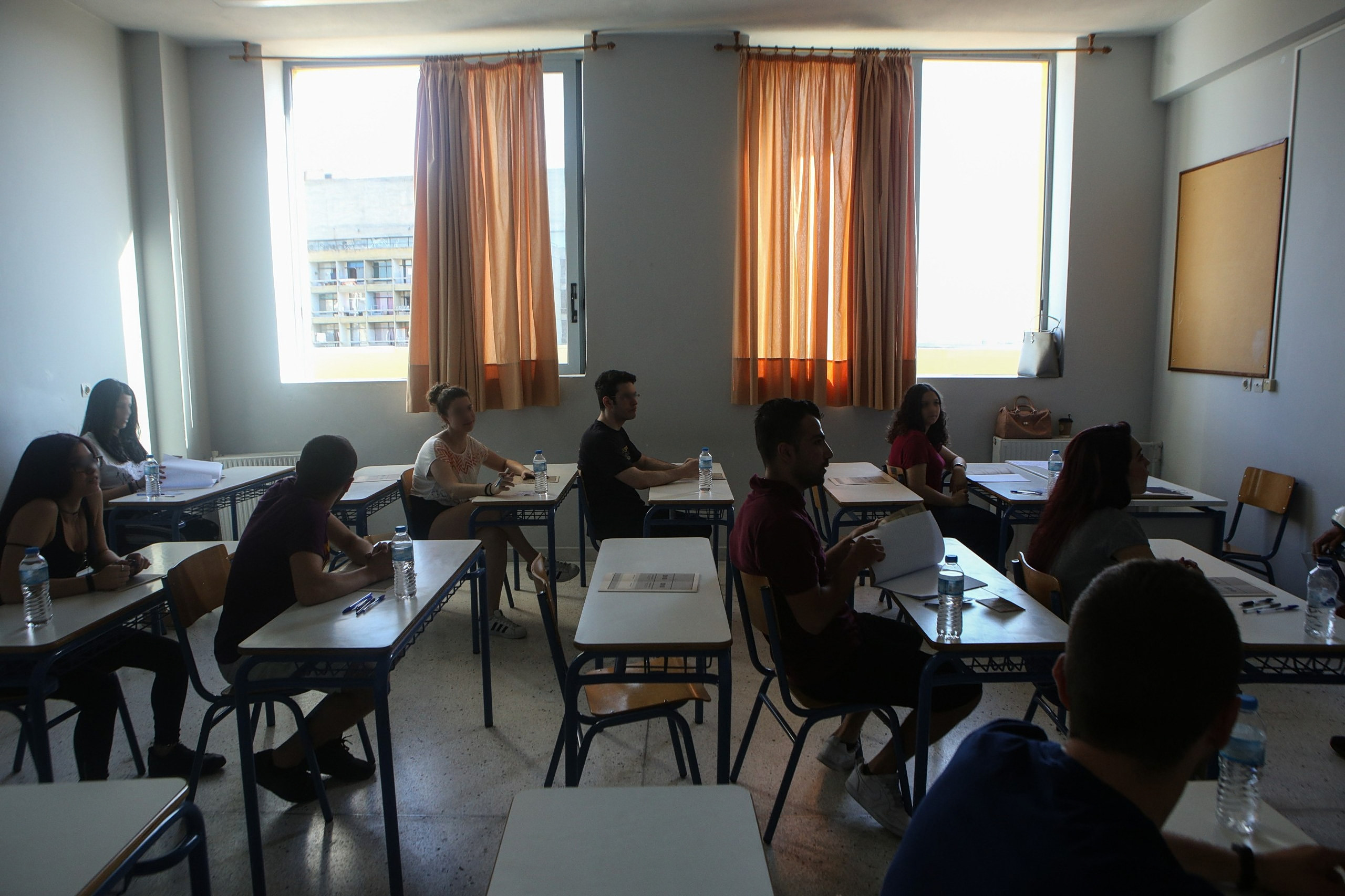 «Πηγαίνω σχολείο με περικεφαλαία» - Γιατί γονείς και εκπαιδευτικοί έγιναν αντίπαλοι