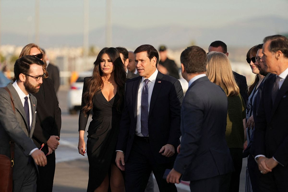 «Honey, please»: Η Κίμπερλι Γκίλφοϊλ πίεσε χρηματοδότη να μεταφέρει 100.000 δολ. σε λογαριασμό της