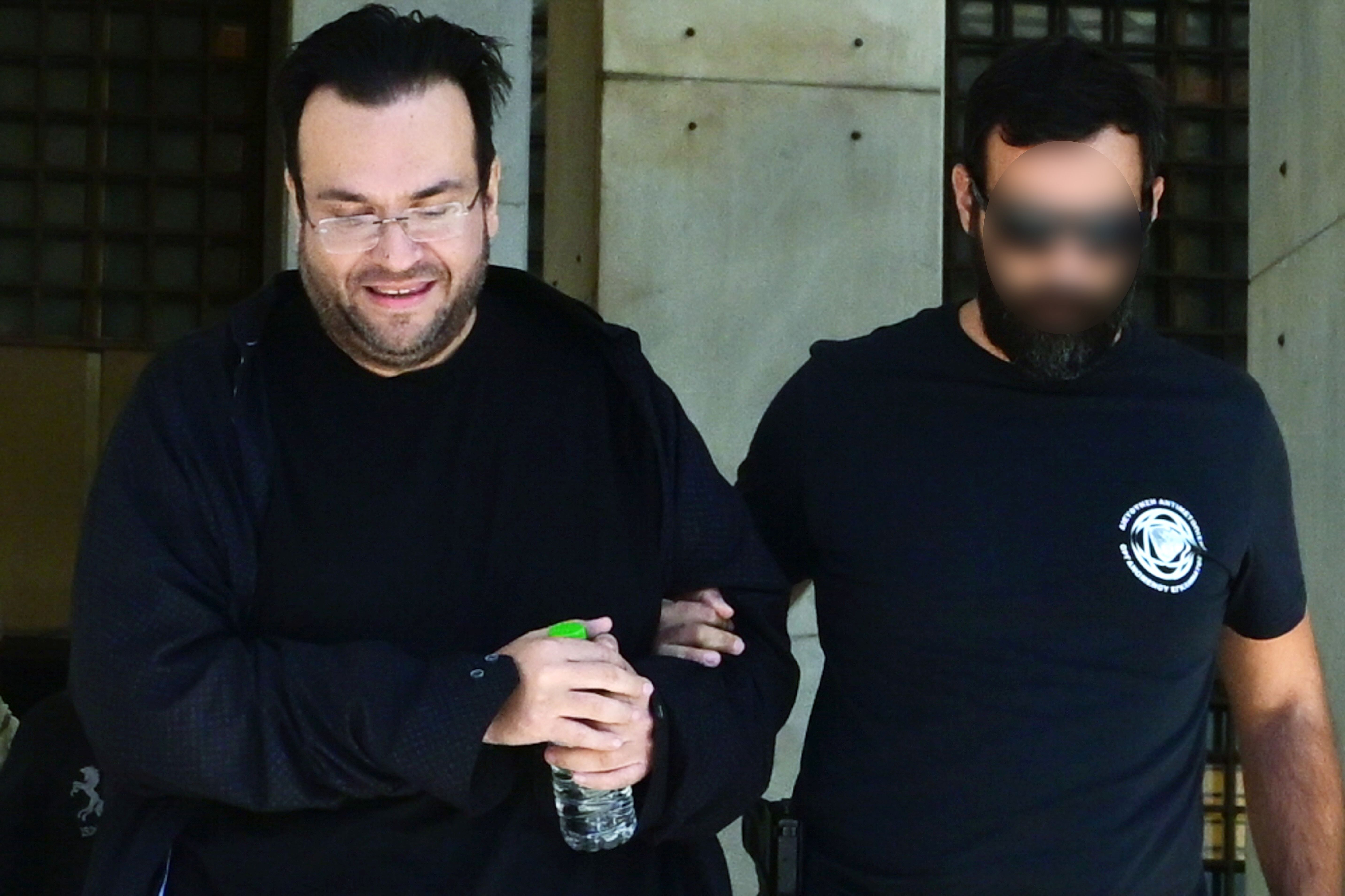 «Aν σε πάρει κανείς, κλείσε το τηλέφωνο» - Οι συνομιλίες που «καίνε» τον Φίλιππο Καμπούρη