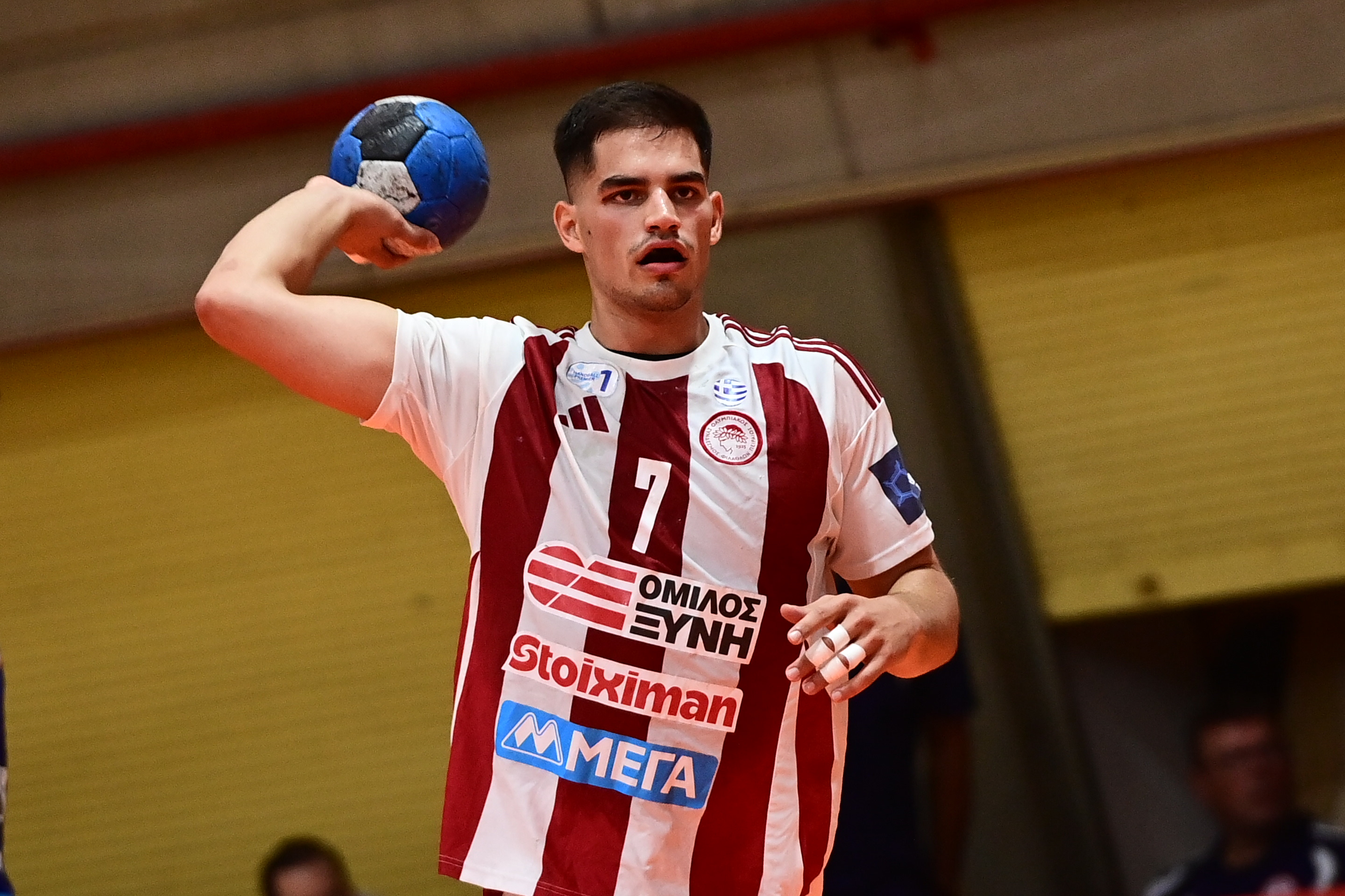 Ολυμπιακός – ΑΕΚ 34-30: Ο Παναγιώτου οδήγησε τους ερυθρόλευκους στο 6/6