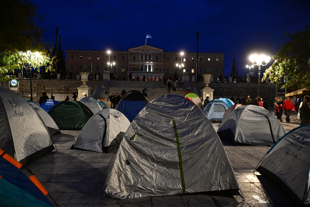 Σκηνές και ολονύκτια διαμαρτυρία στο Σύνταγμα από φοιτητές για το κόστος σπουδών | Επικαιρότητα στο PlusTV.gr