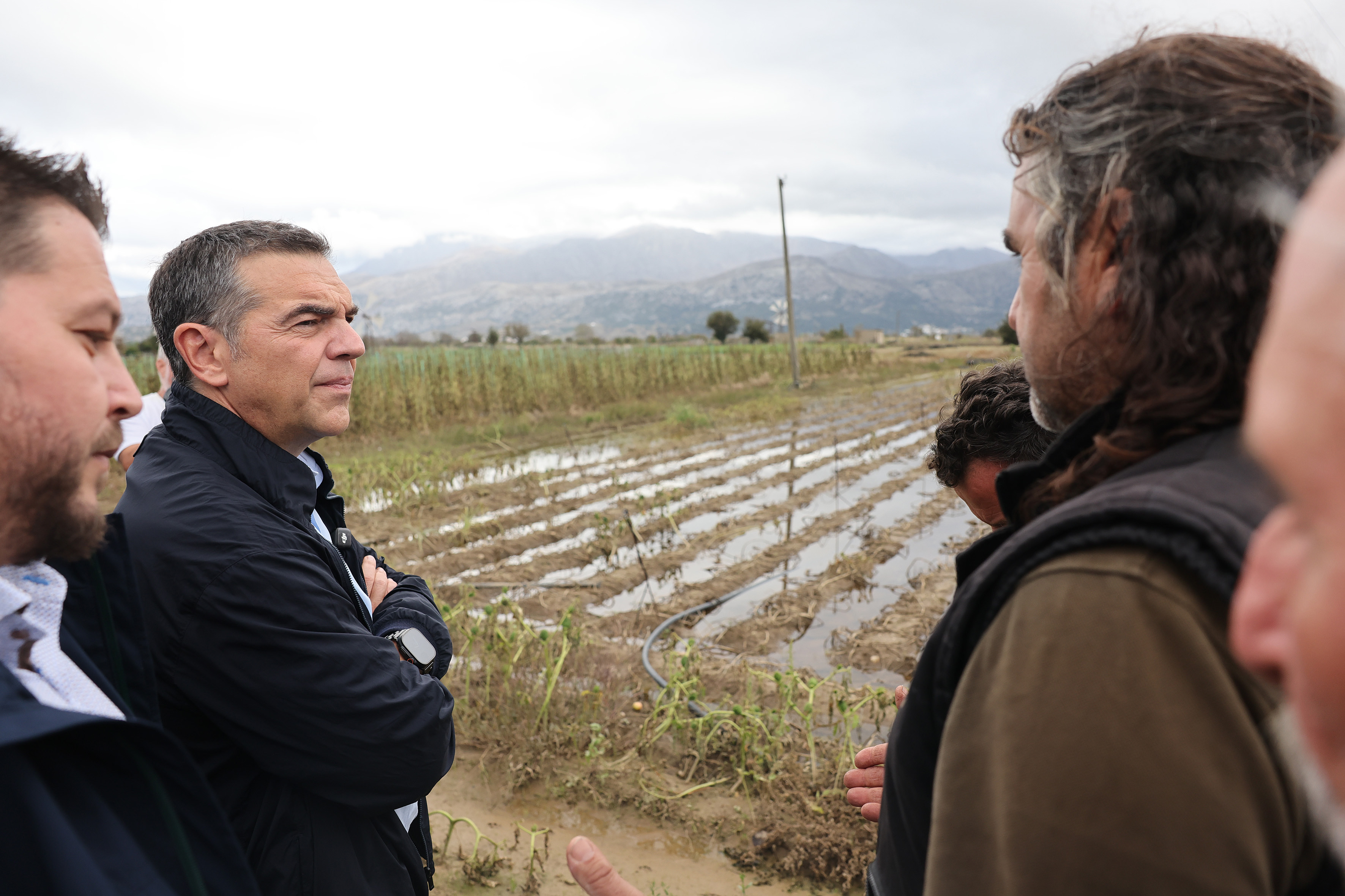Διπλό μέτωπο Τσίπρα στην Κρήτη: Η επίθεση σε κυβέρνηση, ο υπόγειος πόλεμος για την ηγεμονία στην Κεντροαριστερά