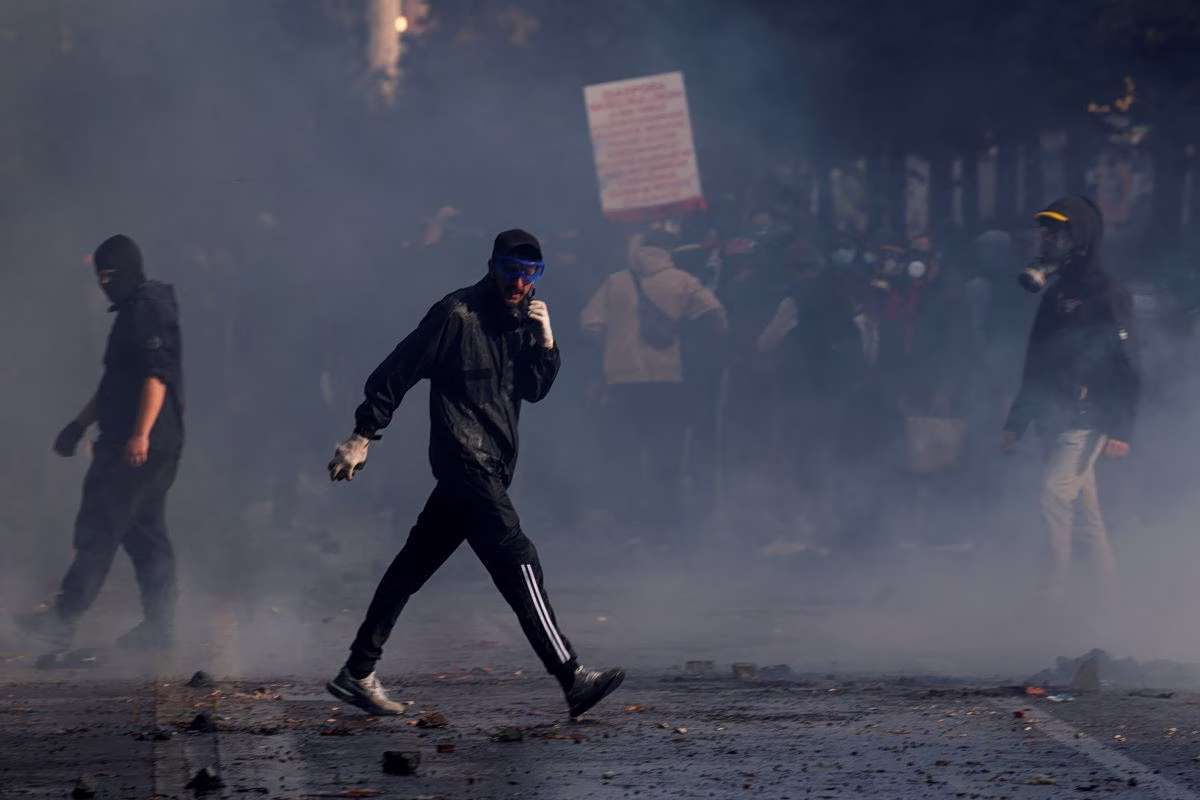 Φοιτητές έβαλαν φωτιά στο υπουργείο Παιδείας στην Αλβανία – Δακρυγόνα και συγκρούσεις
