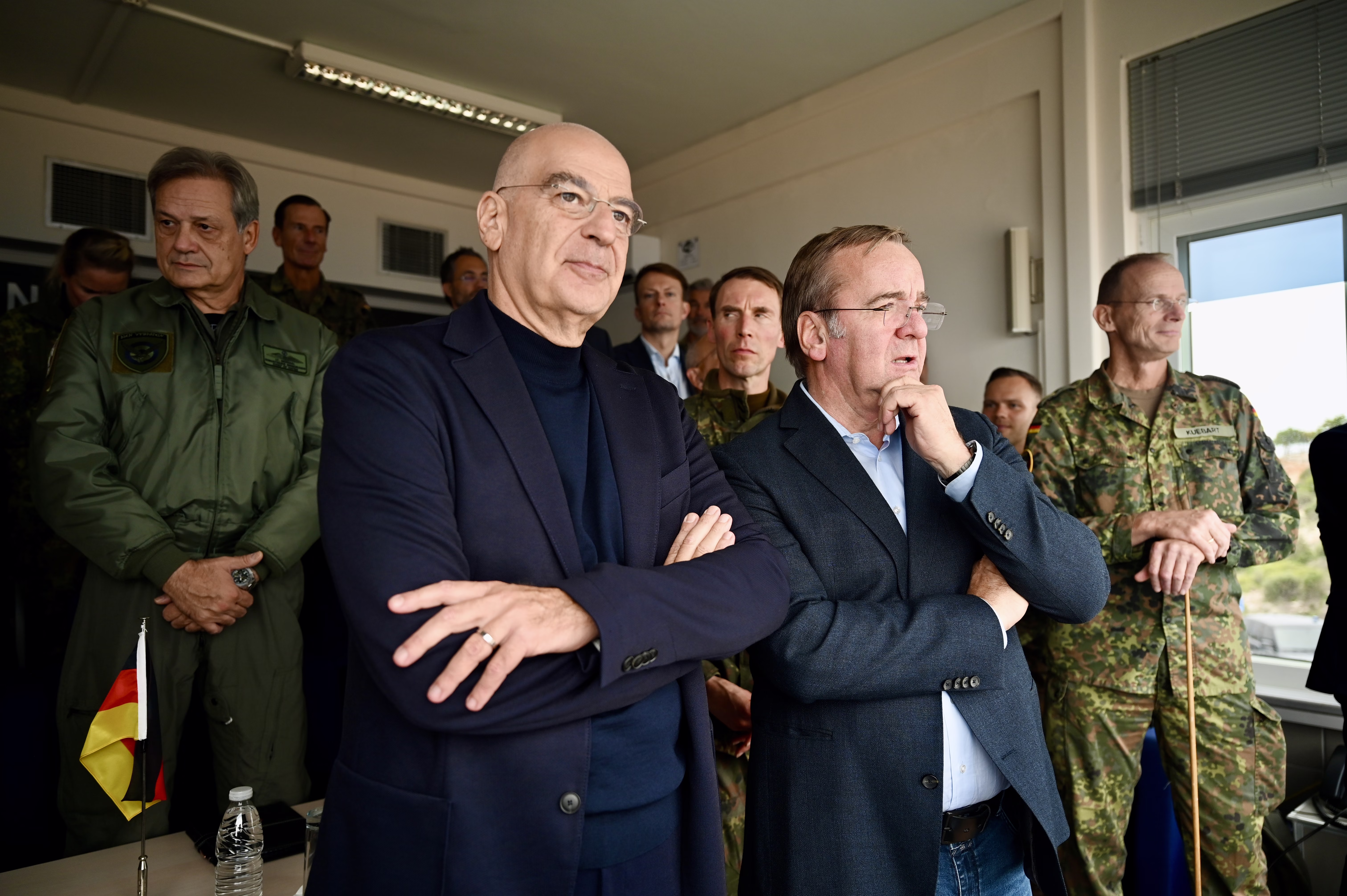 Δένδιας – Πιστόριους στην Κρήτη: Στο τραπέζι συμπαραγωγή οπλικών συστημάτων και στενότερη αμυντική συνεργασία