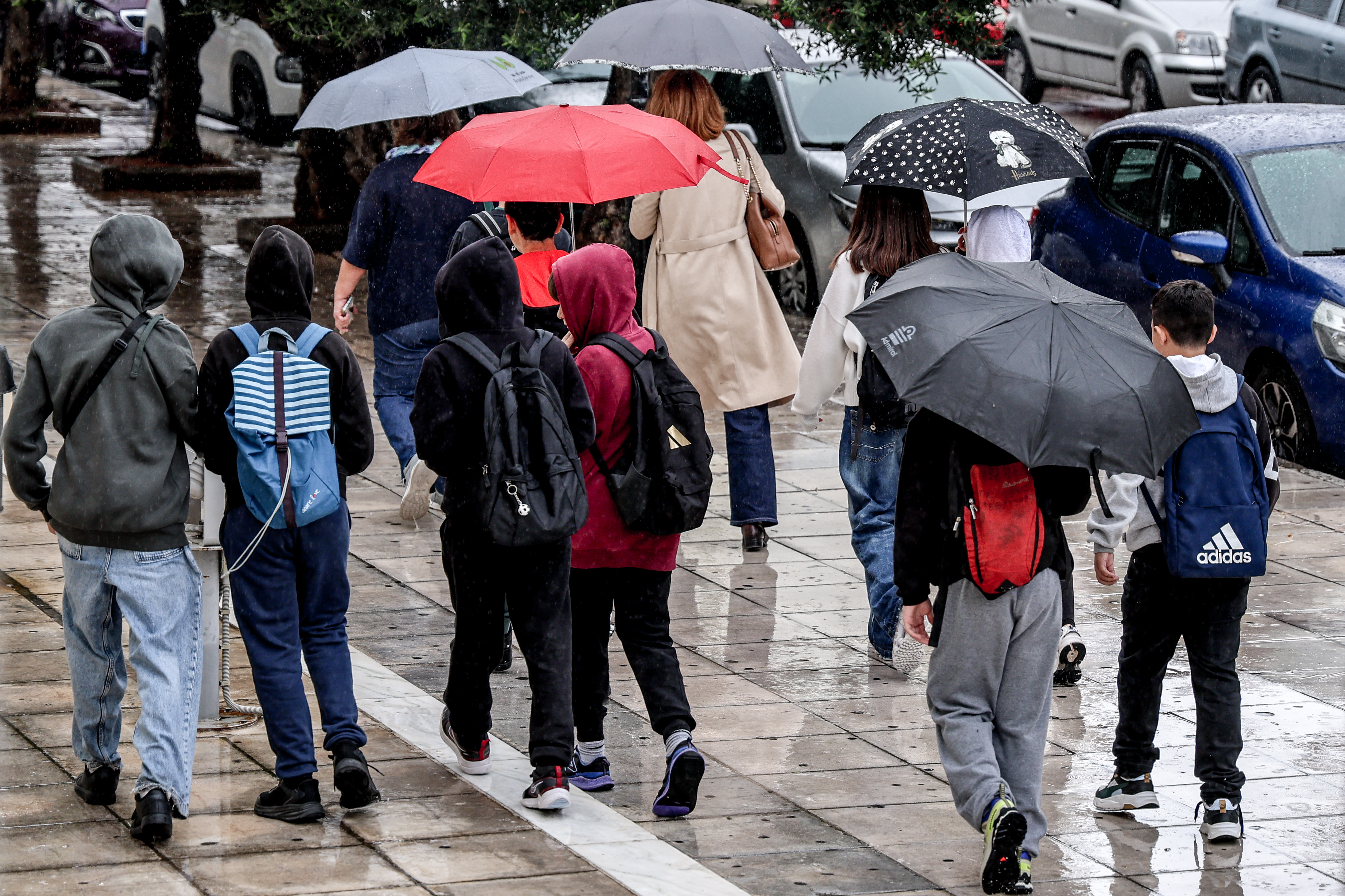 Κακοκαιρία εξπρές με καταιγίδες και χιόνια: Πού θα πέσει η θερμοκρασία