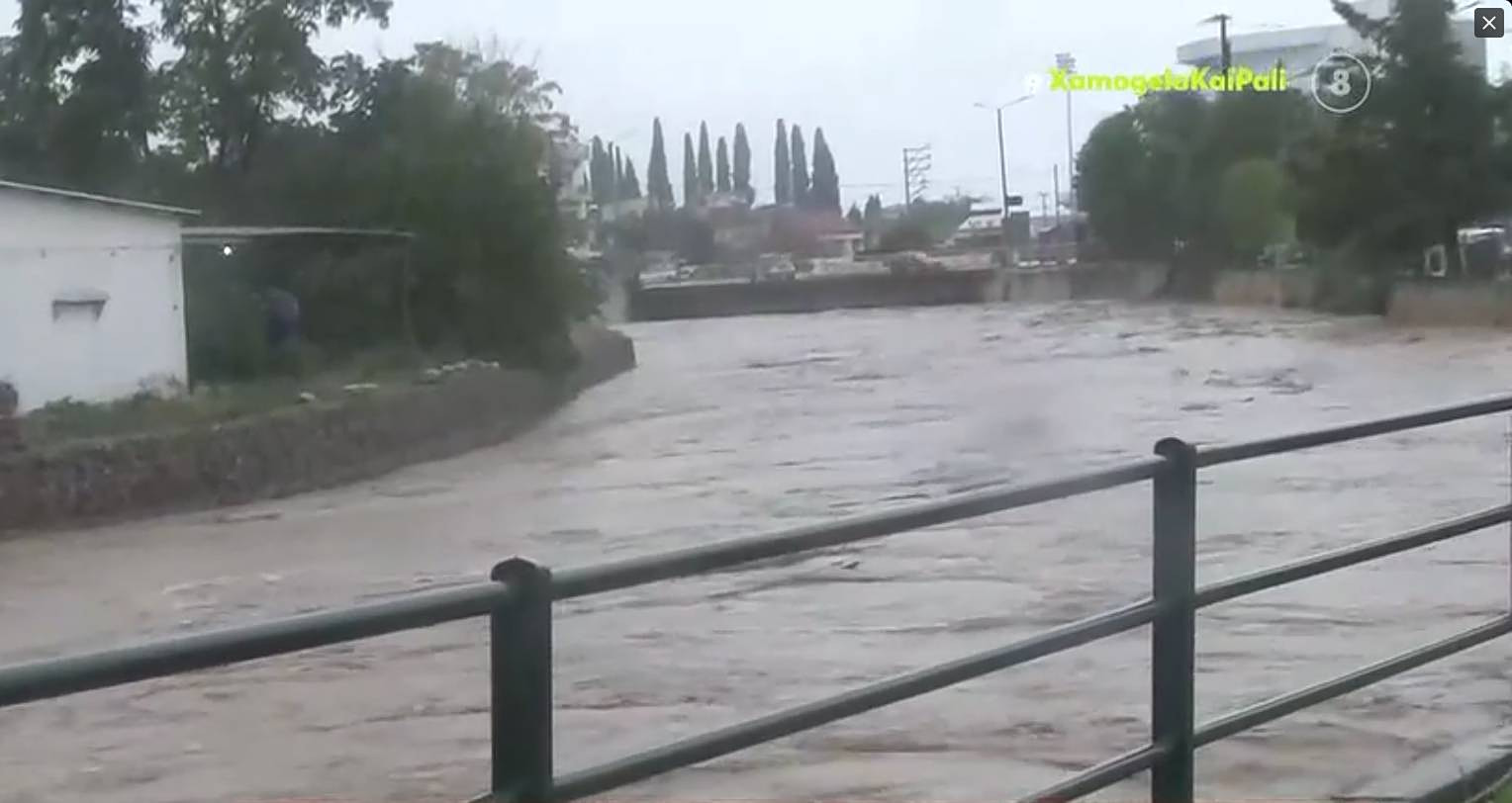 Μπαράζ 112 για, Εύβοια, Ρόδο και Σποράδες - Κατέρρευσε γέφυρα και πλημμύρισαν δρόμοι από την κακοκαιρία