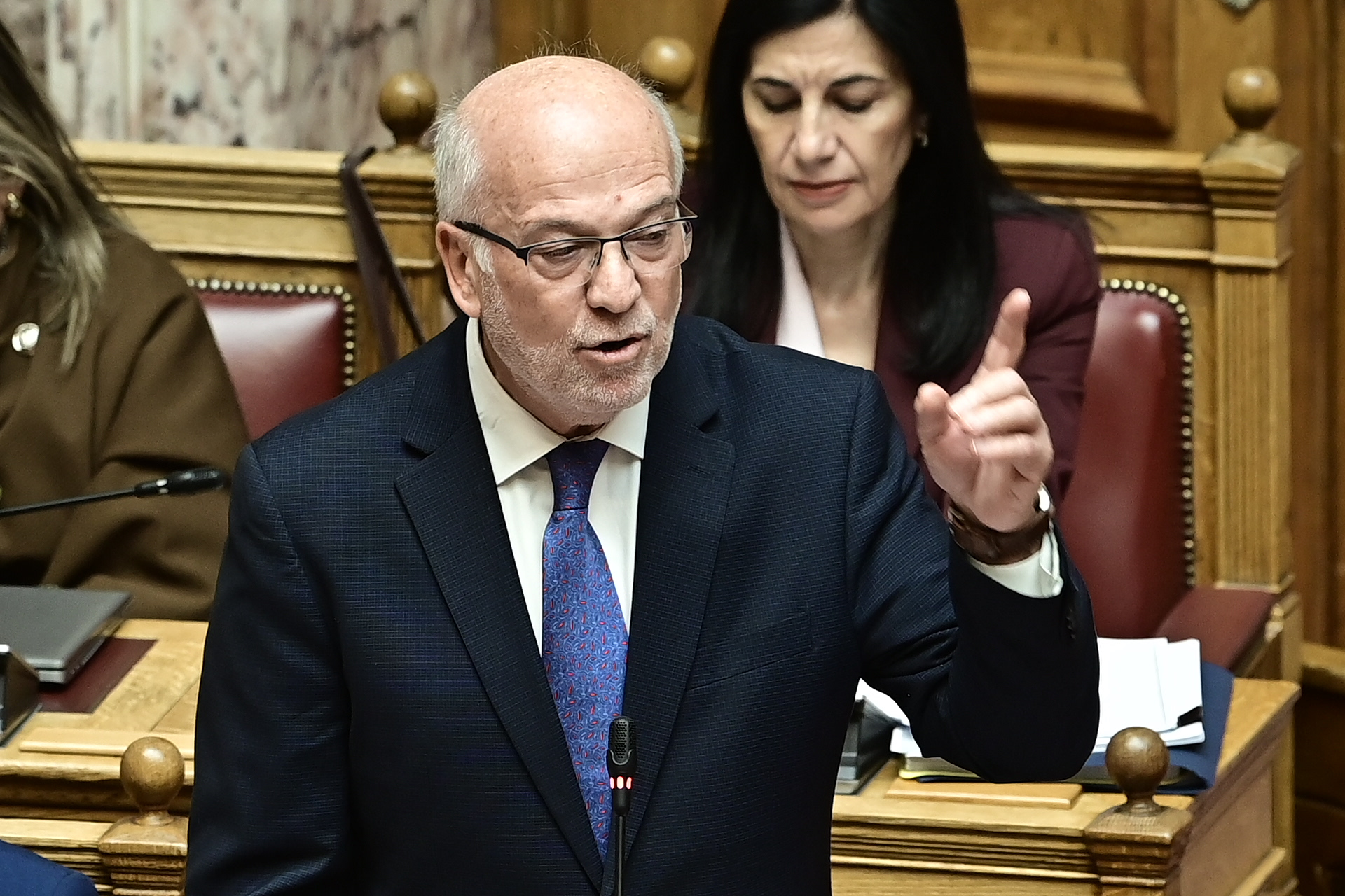 Νέα κόντρα Φλωρίδη - Βελόπουλου: «Τα οστά που έδειξε ανήκουν σε ζώα»