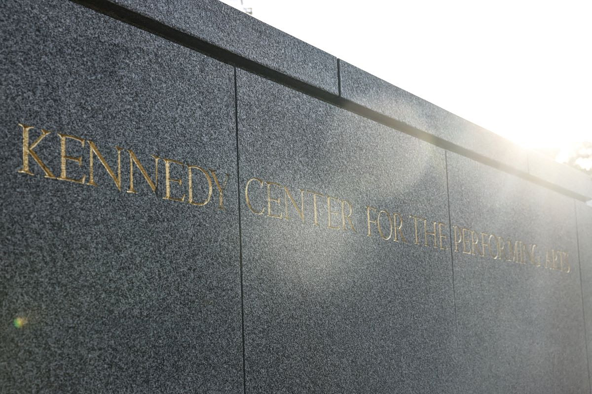 «Αδιευκρίνιστη» δωρεά στο Kennedy Center και εμφύλιος στο MAGA λίγο πριν τις ενδιάμεσες εκλογές