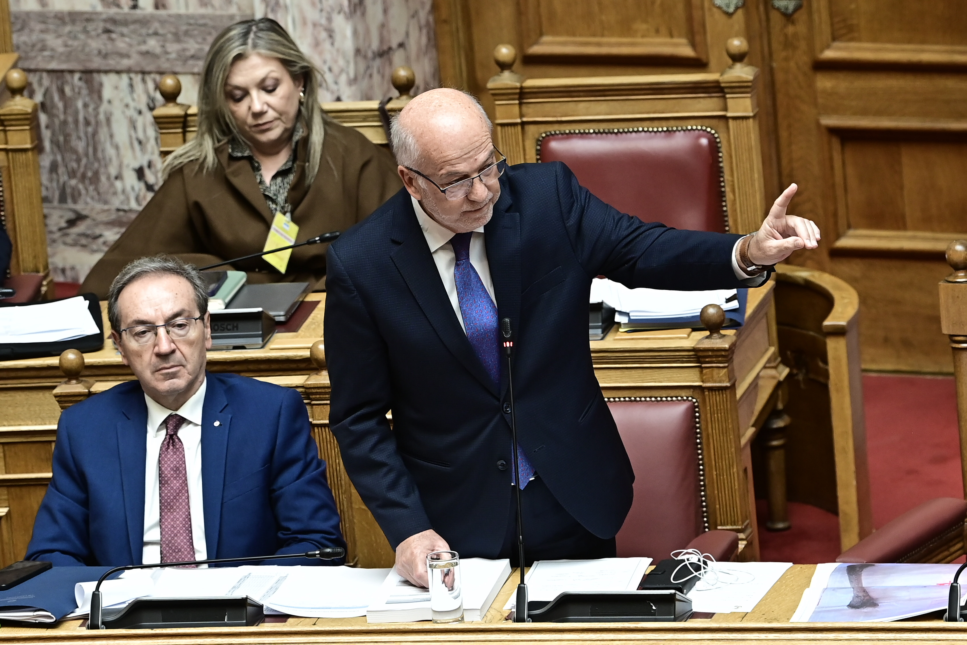 «Φλωρίδης ο Μπαζωματής»: Αγρια σύγκρουση Φλωρίδη και Βελόπουλου στη Βουλή για τα Τέμπη