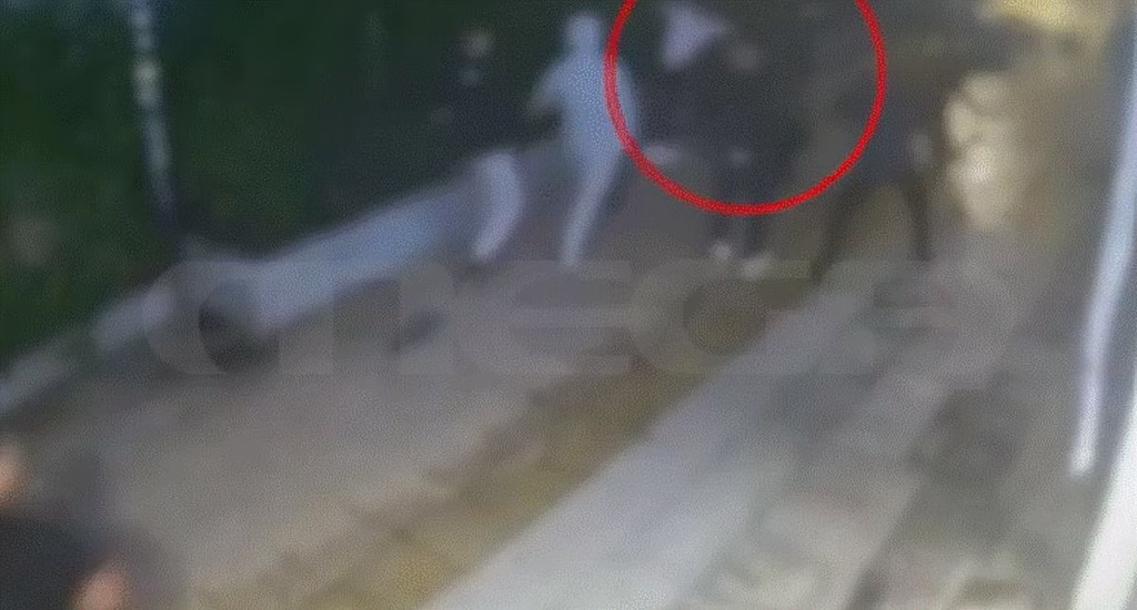 Βίντεο ντοκουμέντο από την επίθεση με μαχαίρι σε μαθητή έξω από σχολείο | Επικαιρότητα στο LivePress.gr