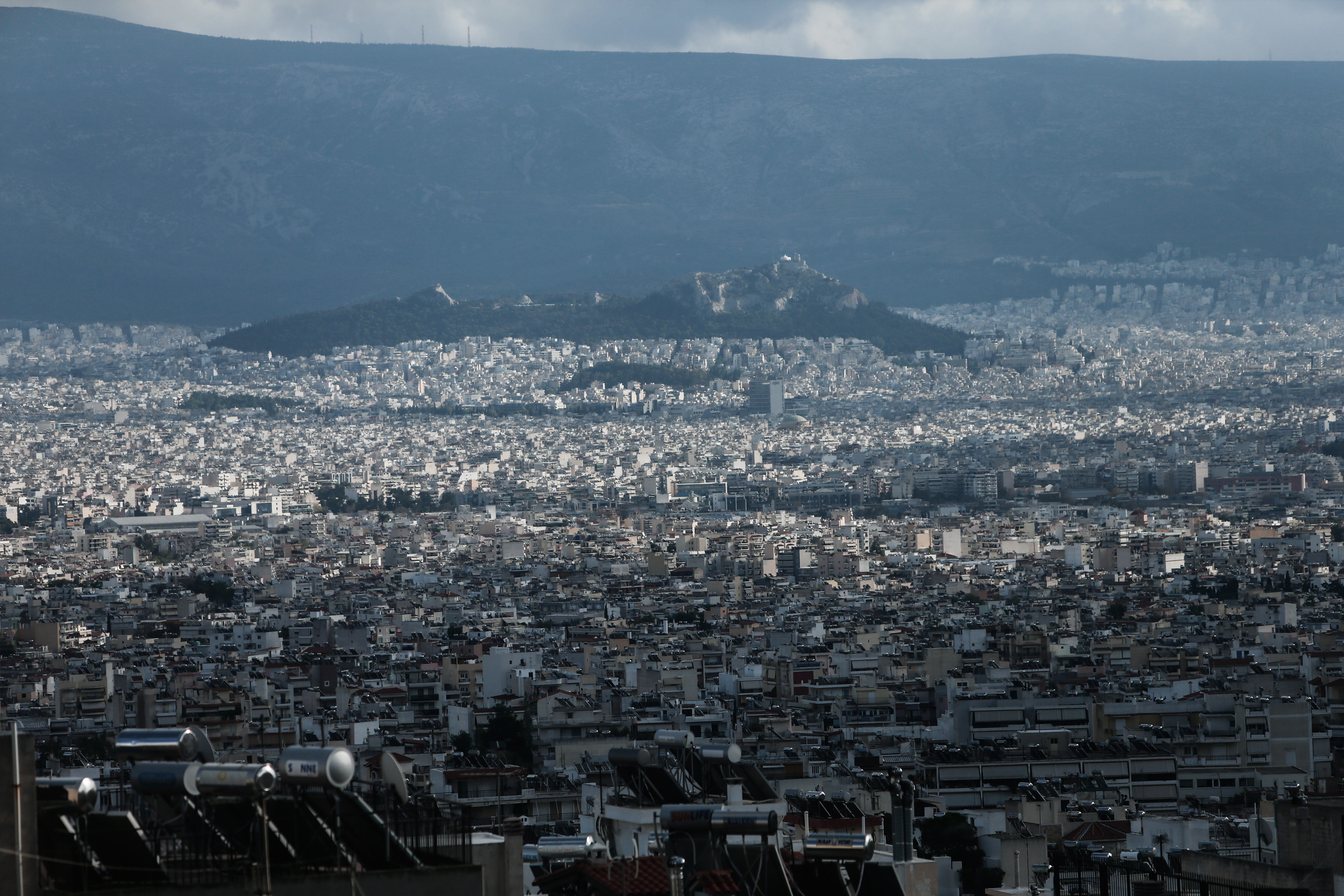 Φθηνά ενοίκια με δύο επιπλέον ορόφους; Το σχέδιο για τη στέγη και οι κίνδυνοι για την Αθήνα
