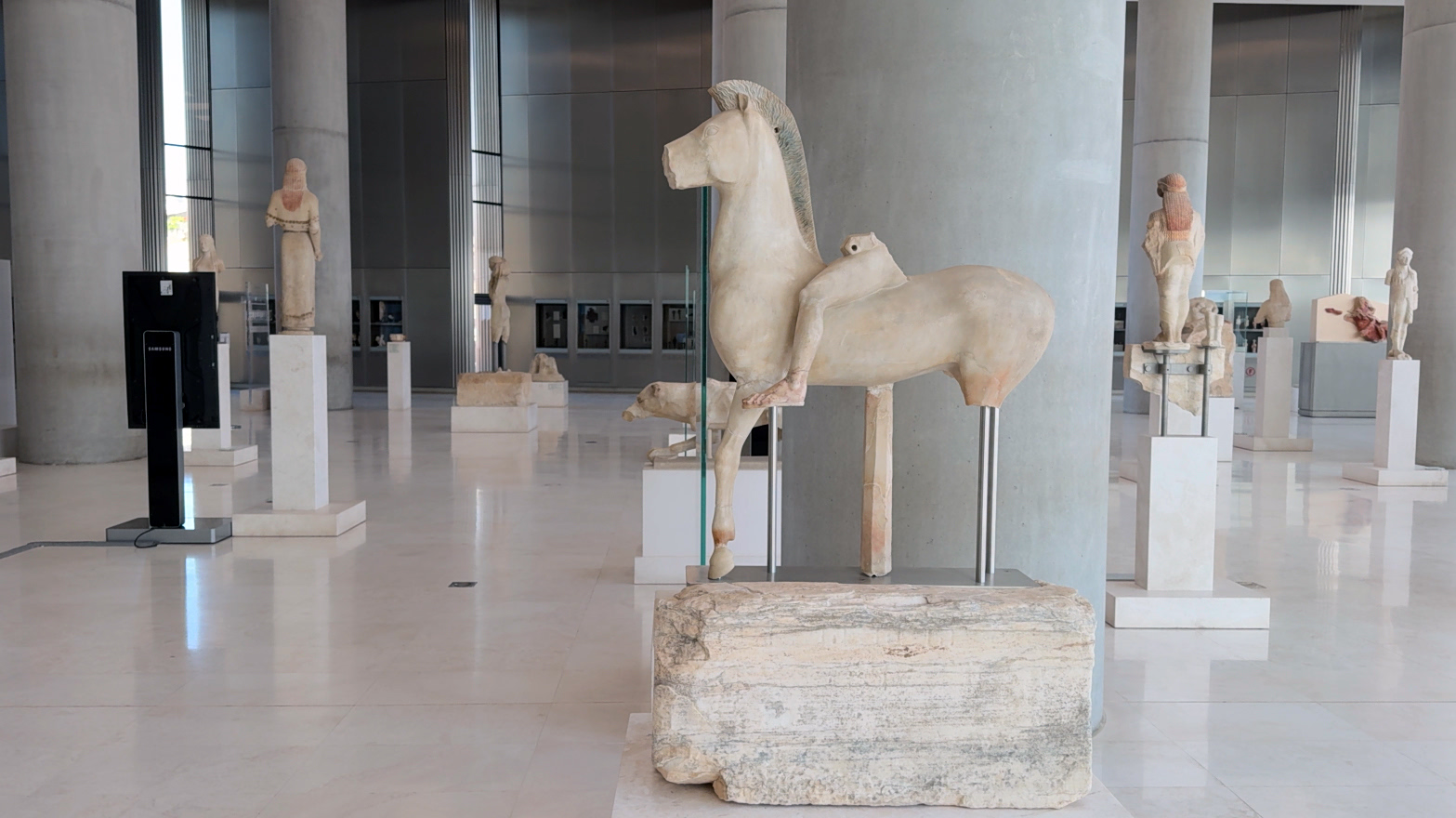 Μουσείο Ακρόπολης: Το εντυπωσιακό άγαλμα του ιππέα επανεκτίθεται αποκατεστημένο