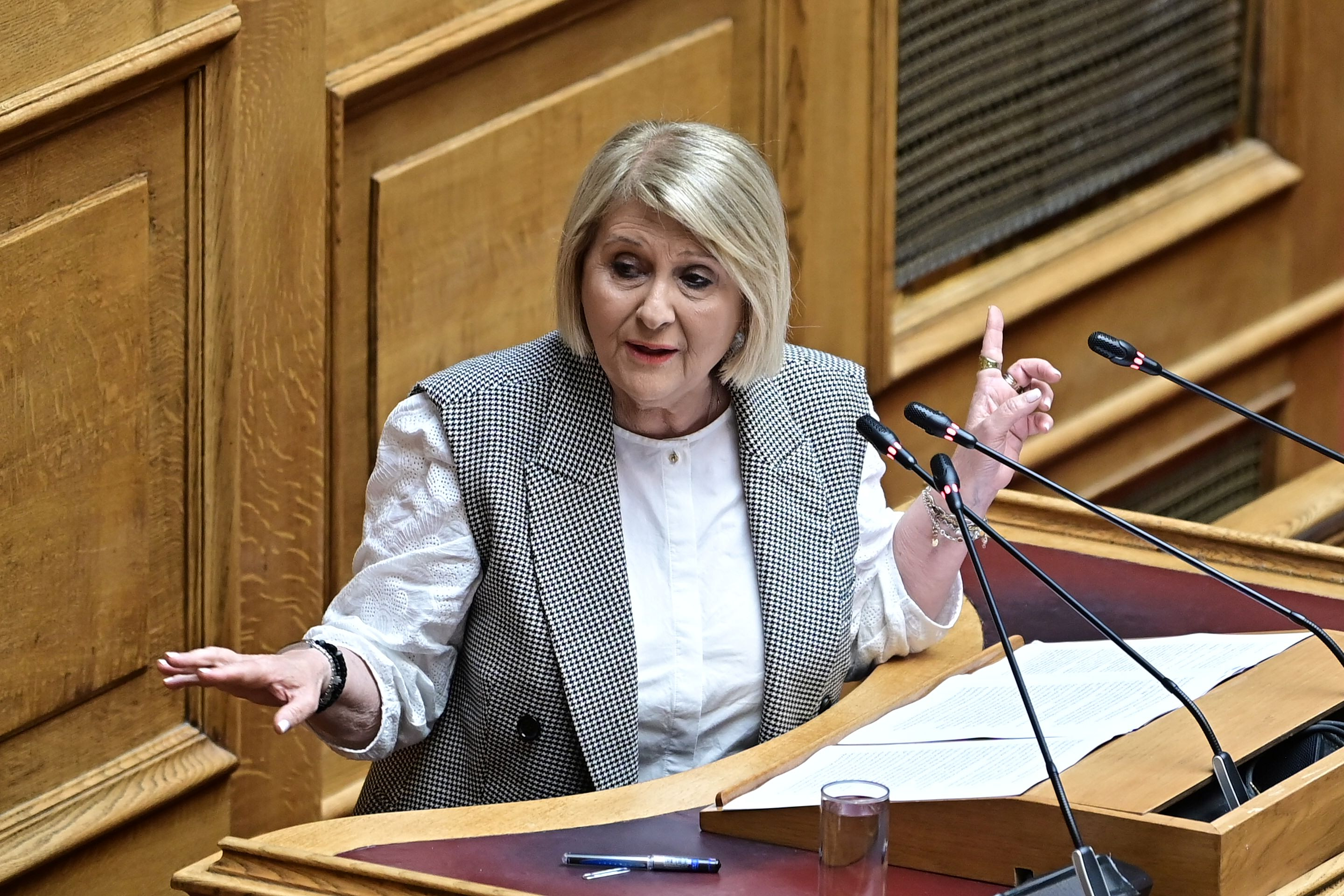 Όταν η …άτεγκτη Σοφία «προσγείωσε» τον Άκη