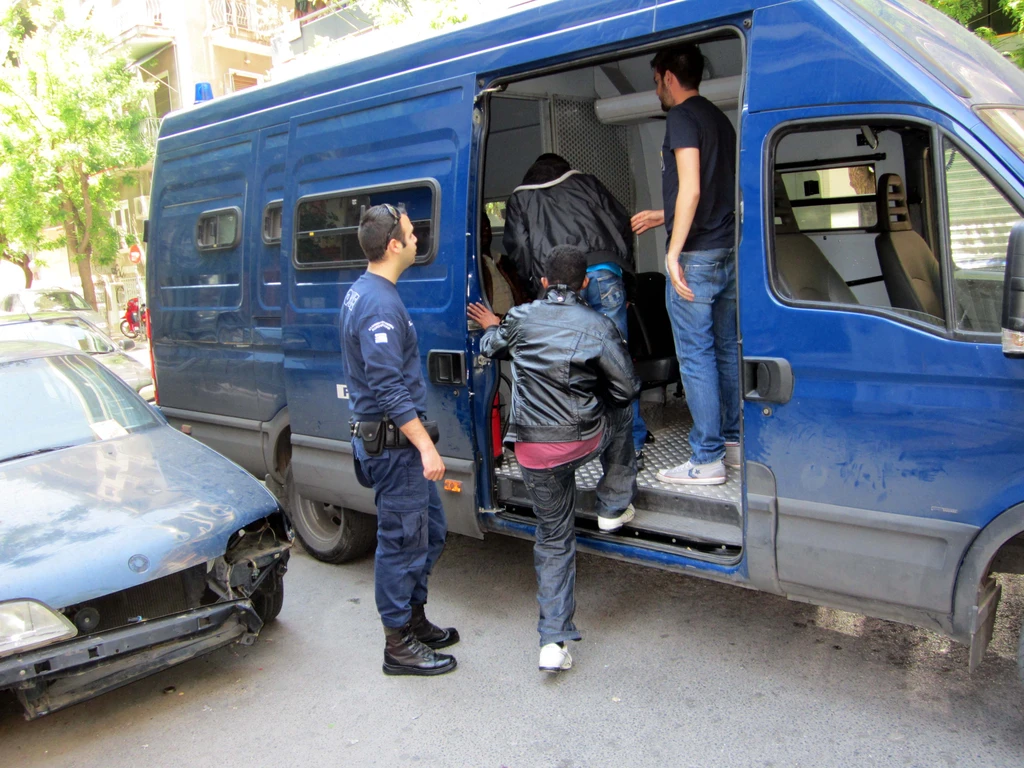 Πρόστιμα «φωτιά» και έφοδοι της ΕΛ.ΑΣ στα διαμερίσματα-υπνωτήρια της Αθήνας – Στο στόχαστρο και οι πλατείες