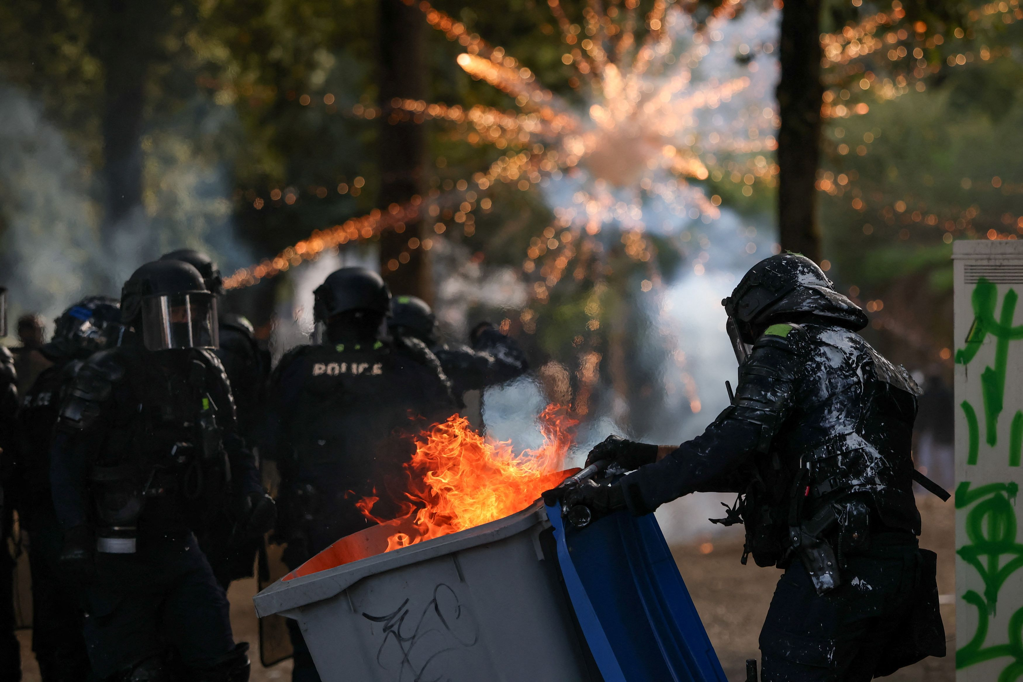 Πεδίο μάχης οι δρόμοι σε Παρίσι, Λυών, Μασσαλία – Εισβολές σε δημαρχεία, εμπρησμοί και 166 συλλήψεις