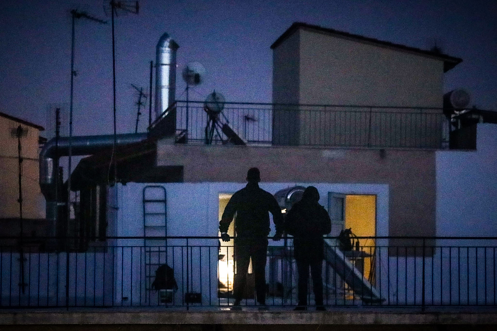 Νίκαια: Χειροβομβίδες, όπλο και πάνω από 150 φυσίγγια εντοπίστηκαν σε ταράτσα πολυκατοικίας