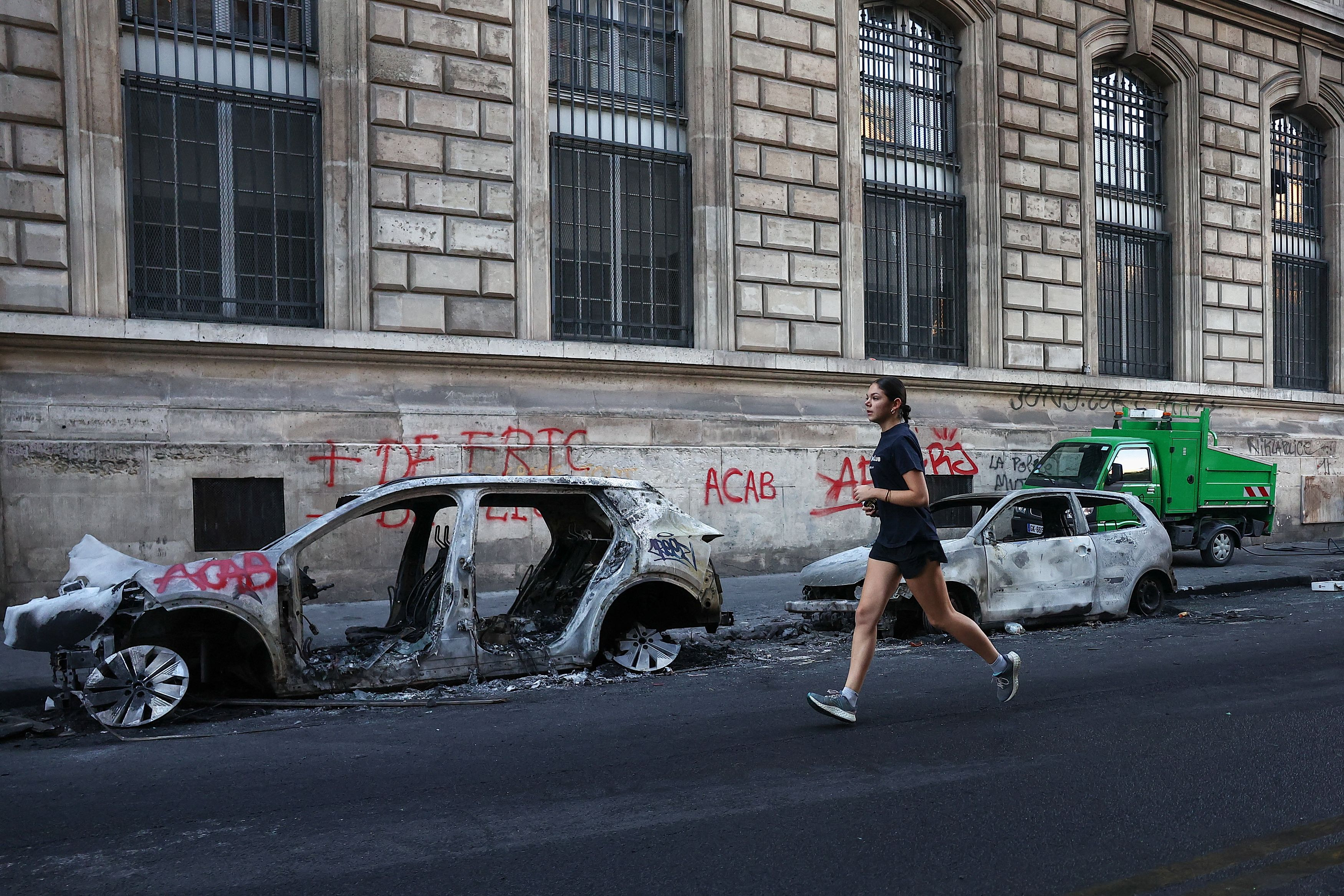 Ξημέρωμα χάους στη Γαλλία: Ένας νεκρός, 17χρονος έχασε το χέρι του και στάχτη ιστορικά κτίρια