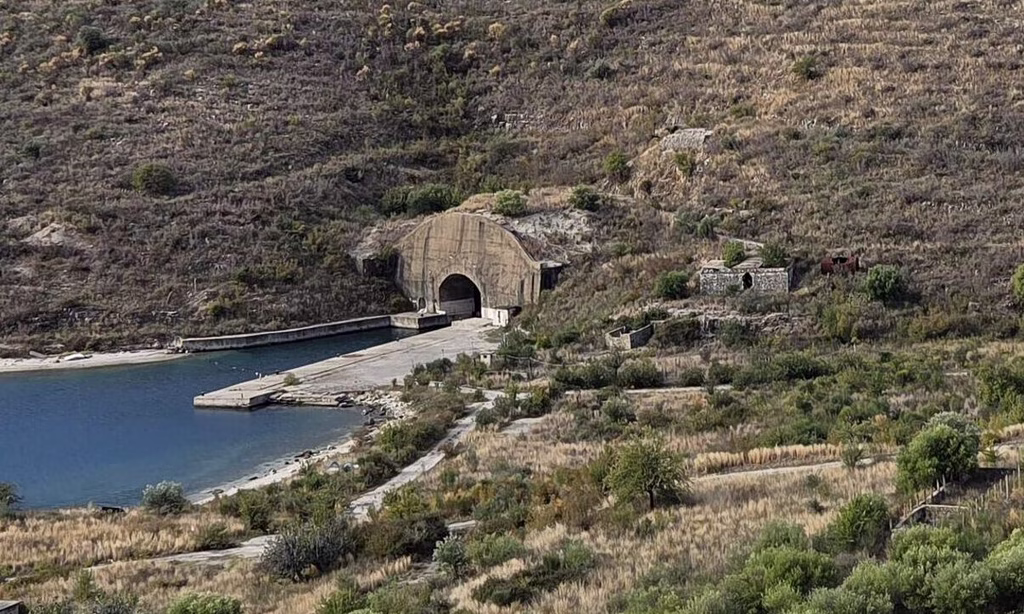Μυστική βάση στην Αλβανία: Το υποθαλάσσιο καταφύγιο του Χότζα που κρύβεται στα βράχια του Ιονίου
