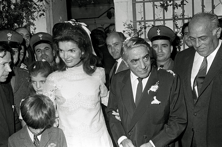 Ο γάμος Ωνάση-Τζάκι Κένεντι: Η τελετή, το παρασκήνιο και η απογοήτευση των Αμερικανών | Επικαιρότητα στο LivePress.gr