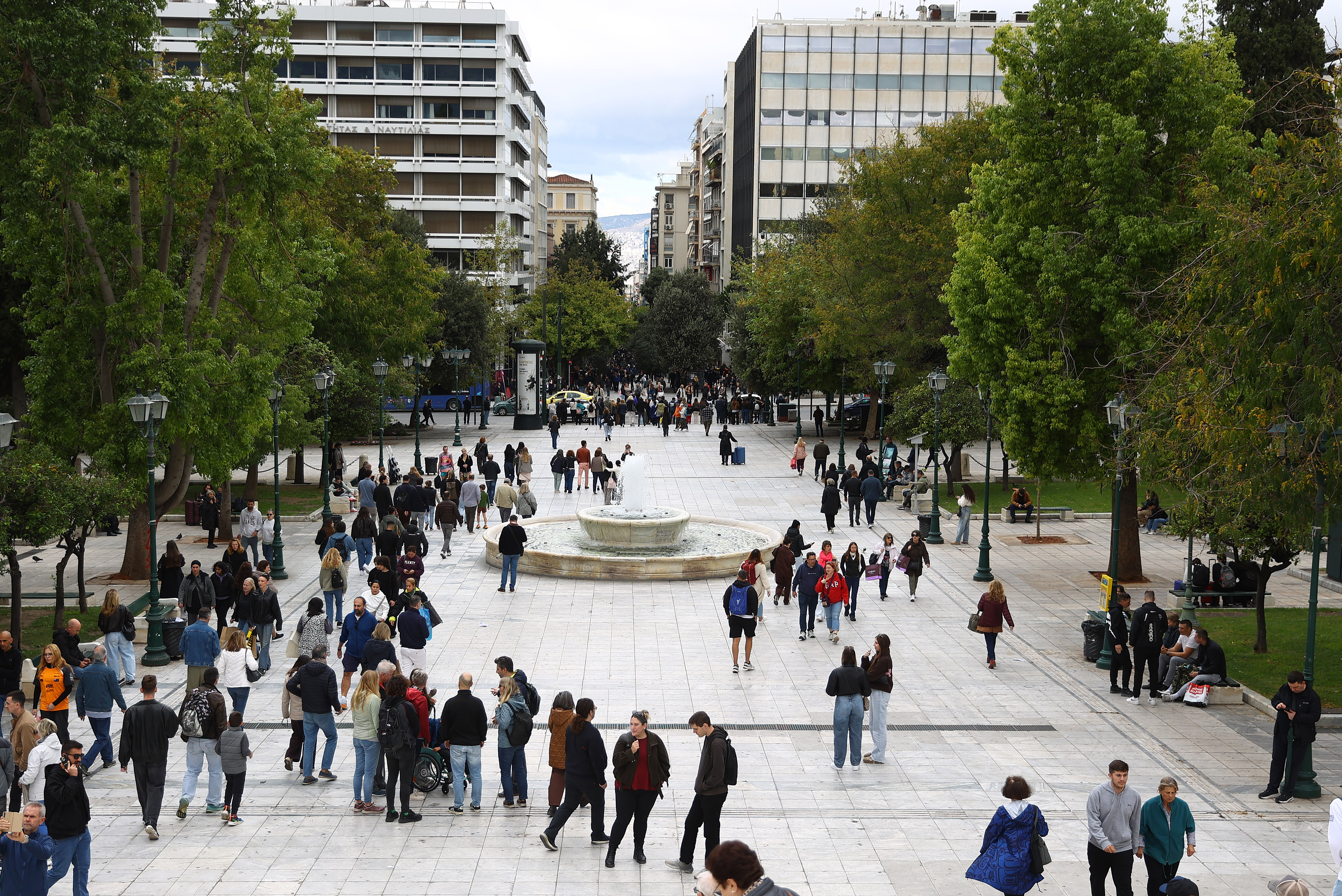 Ενας στους τρεις δεν τα βγάζει πέρα με εργασία και οικογένεια - Ποιους χτυπούν περισσότερο τα εξαντλητικά ωράρια