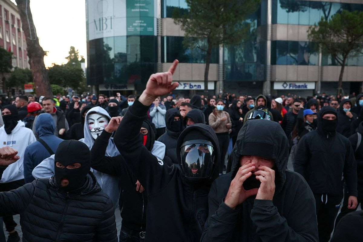 Ο Ράμα ζητά διάλογο και βλέπει «ξένο δάκτυλο» – Συνεχίζουν οι διαδηλωτές, οργή για το θέρετρο Κούσνερ
