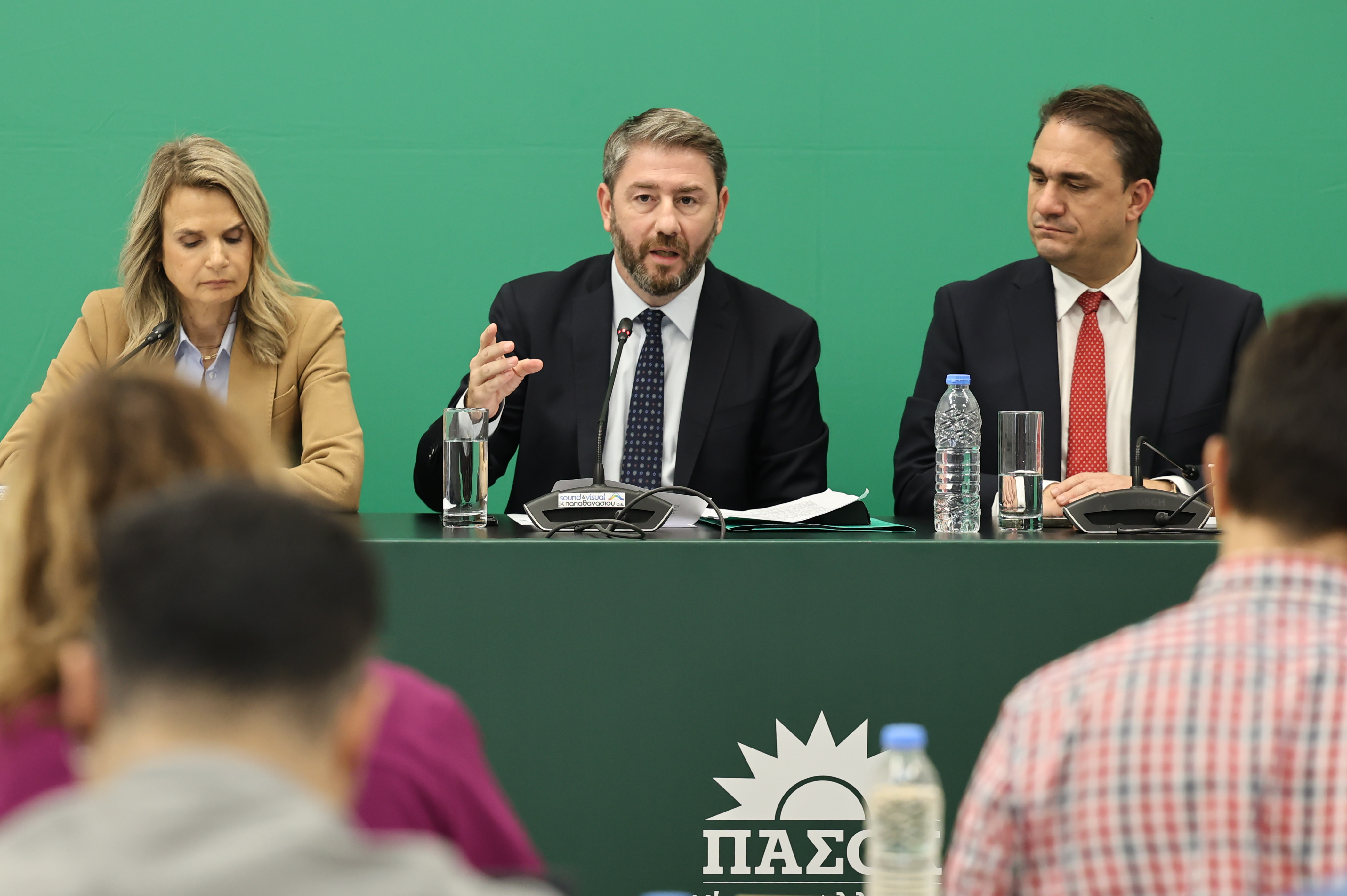 Το παρασκήνιο της σύγκρουσης ΠαΣοΚ - ΕΛΑΣ, οι προτεραιότητες Ανδρουλάκη, το μήνυμα στους συνταξιούχους