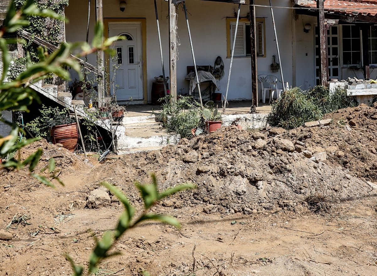 Αδέλφια έθαψαν τη μάνα τους στην αυλή - Δεν είχαν λεφτά για κηδεία