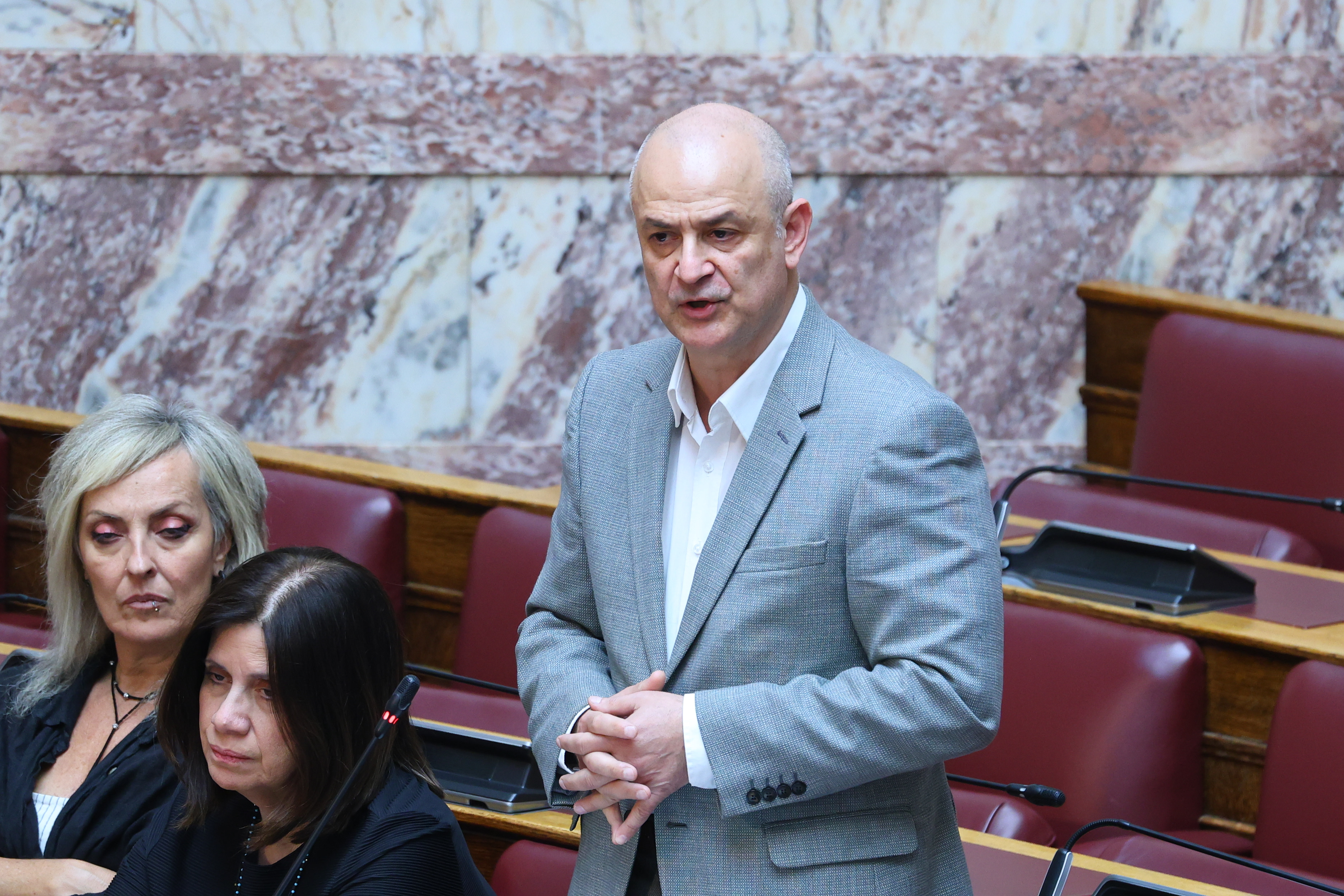 «Δεν είστε παιδονόμος ούτε αστυφύλακας»: Κόντρα Γεωργιάδη-Καζαμία - Η «μυστική συμφωνία» και η Λέσχη