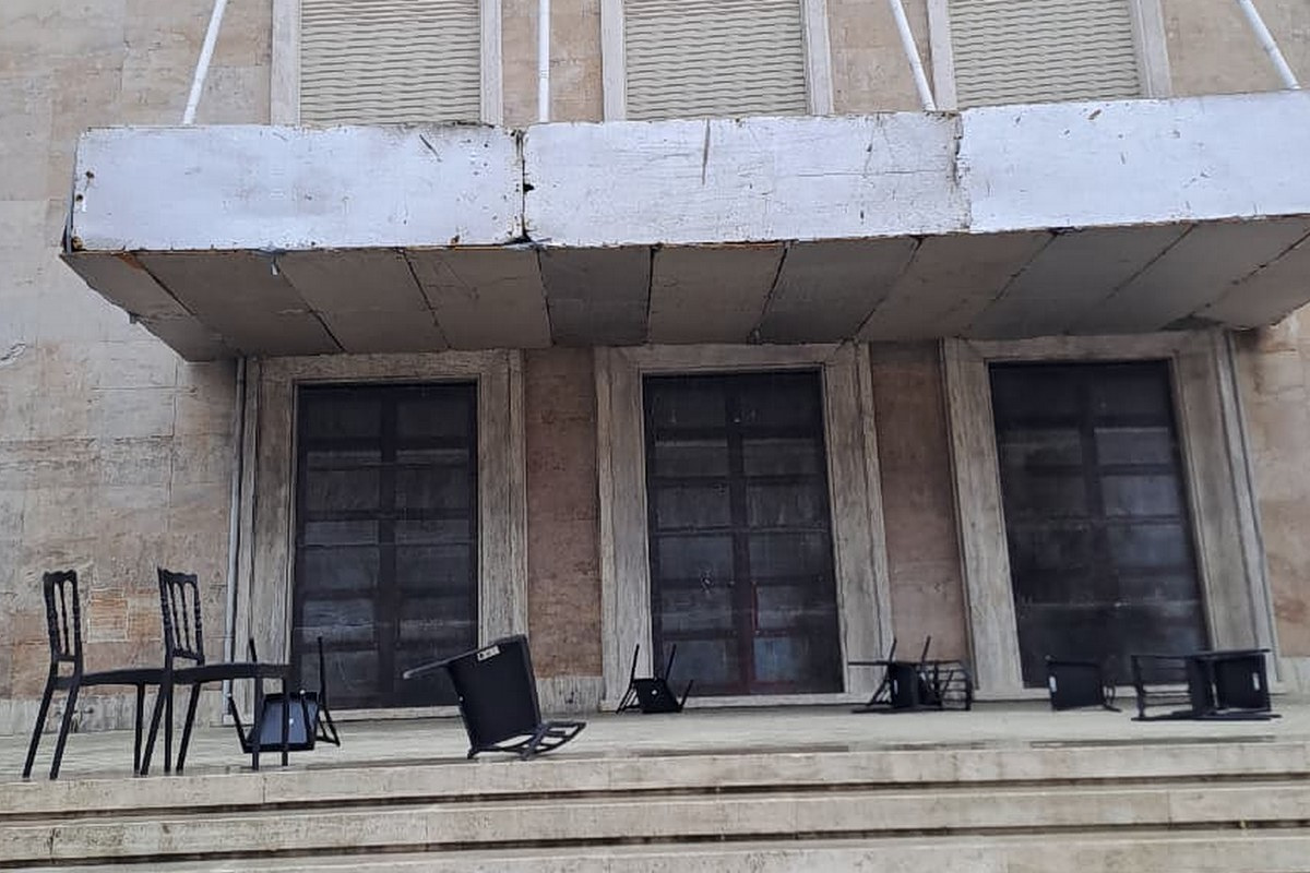 Αγριεύει το σκηνικό στα Τίρανα: Έσπασαν τις «καρέκλες διαλόγου» στην πόρτα του Ράμα