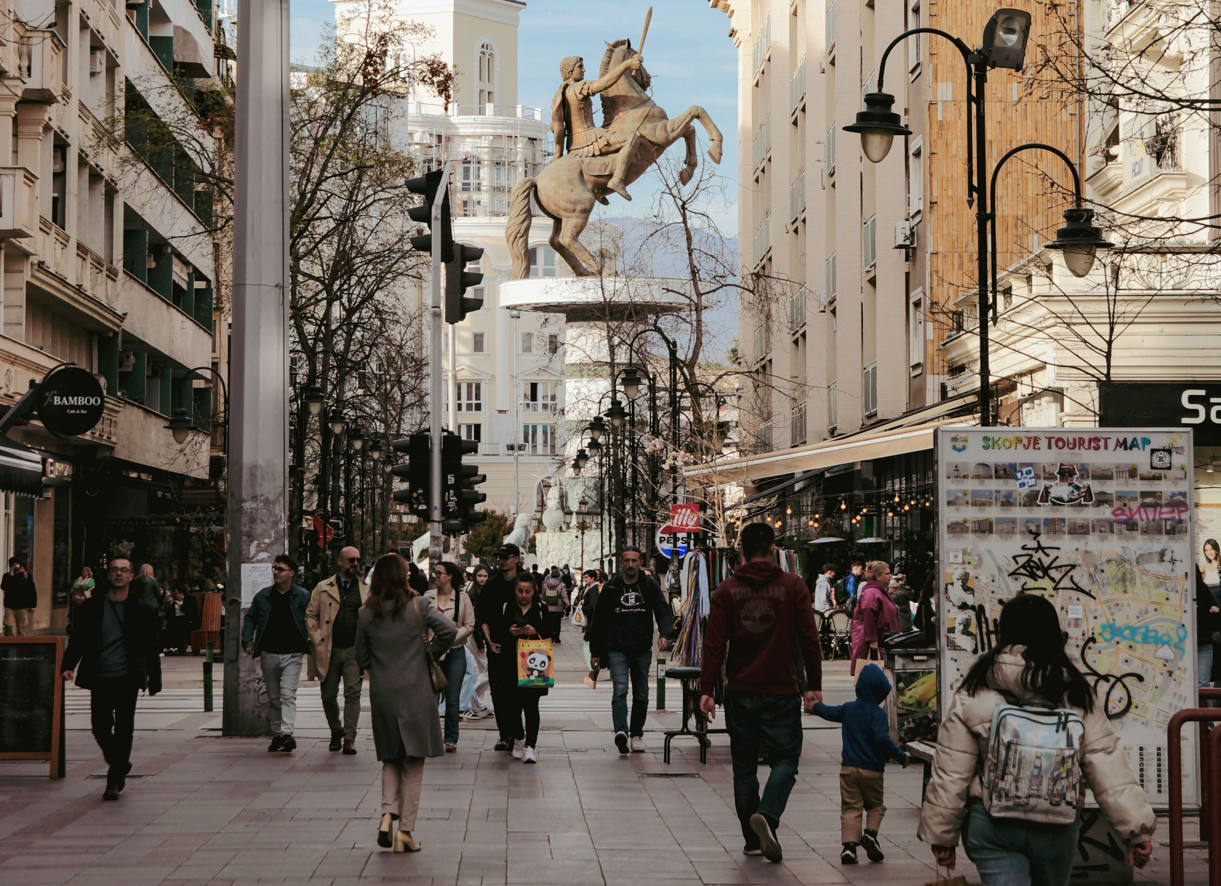 ΤτΕ: Ανάπτυξη 1,9% με πληθωρισμό 3,8% - Βαρίδι η ακρίβεια, οι 3 κίνδυνοι
