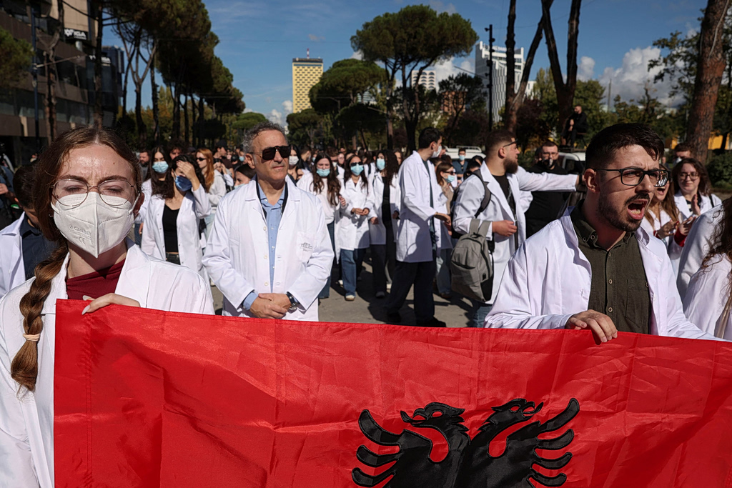 Αλβανία: Κλιμακώνεται η πολιτική κρίση – Διαδηλώσεις, διώξεις βουλευτών και κάλεσμα Ράμα σε διάλογο
