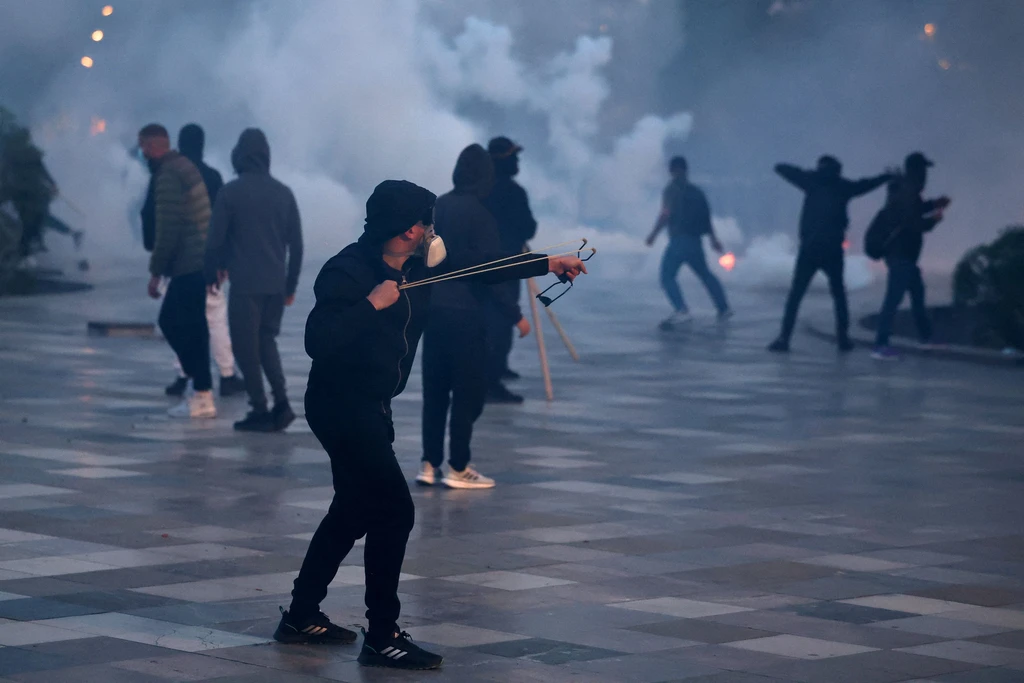 Νέος γύρος επεισοδίων στα Τίρανα: Χημικά, πέτρες και πύρινα οδοφράγματα | Επικαιρότητα στο LivePress.gr