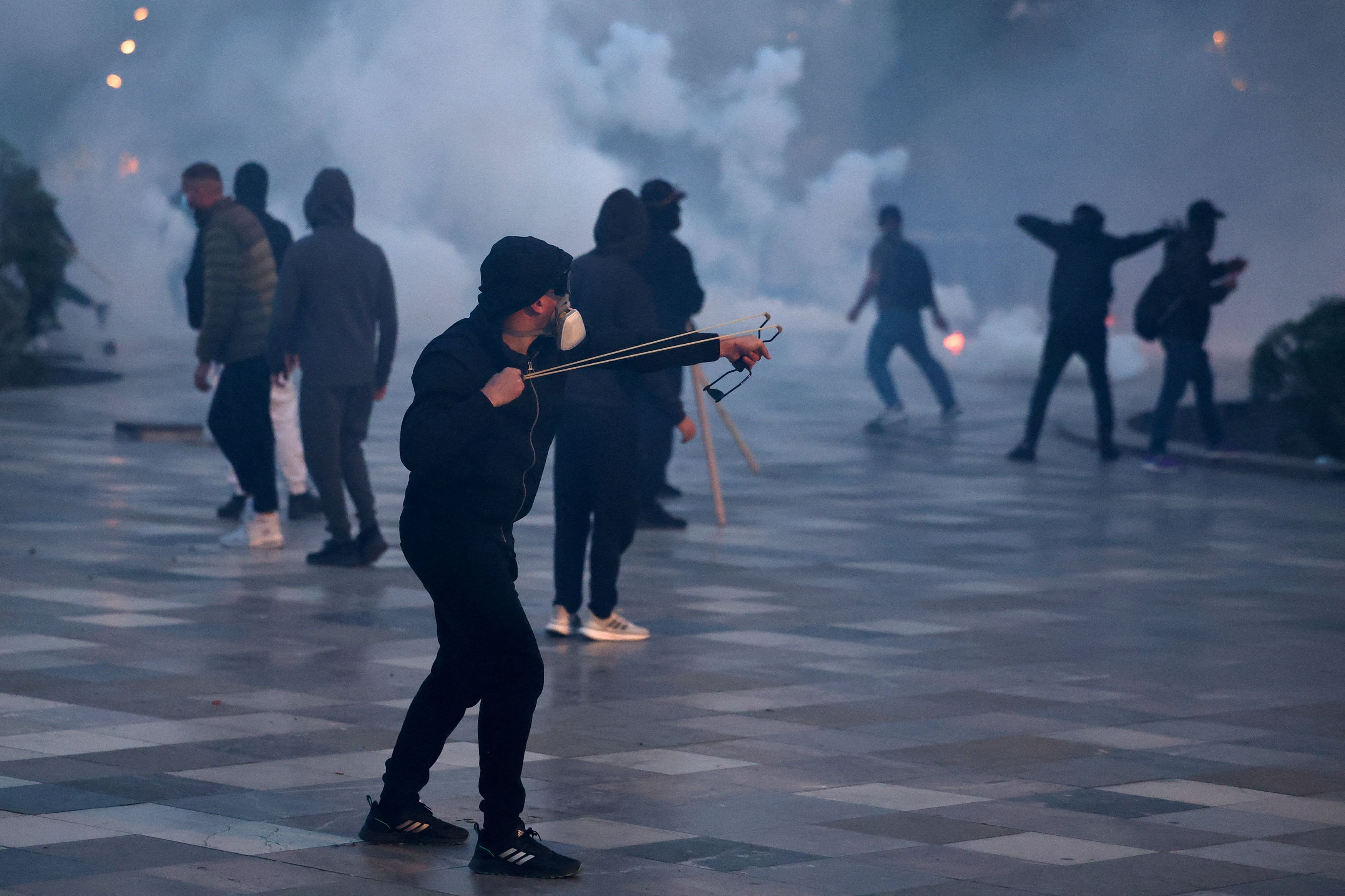 Δεν υποχωρούν οι διαδηλωτές στα Τίρανα - Χημικά, πέτρες και πύρινα οδοφράγματα