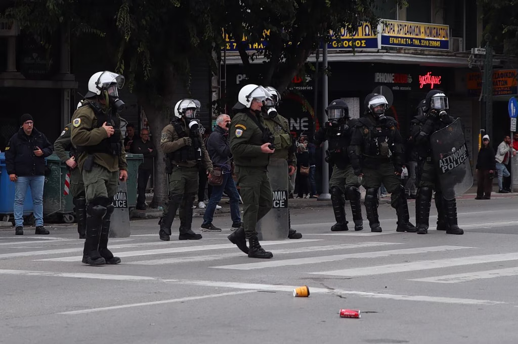 28η Οκτωβρίου: Επεισόδια στη Θεσσαλονίκη με διαδηλωτές και ΜΑΤ | Επικαιρότητα στο PlusTV.gr