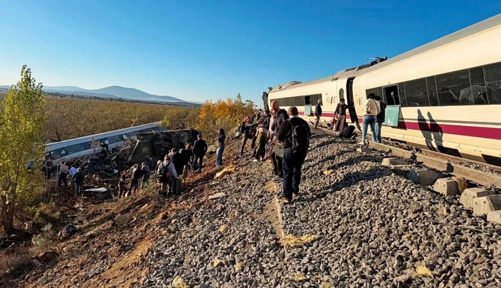 Ισπανία: Πολύνεκρη σύγκρουση δύο τρένων υψηλής ταχύτητας – Δεκάδες νεκροί και τραυματίες | Επικαιρότητα στο PlusTV.gr