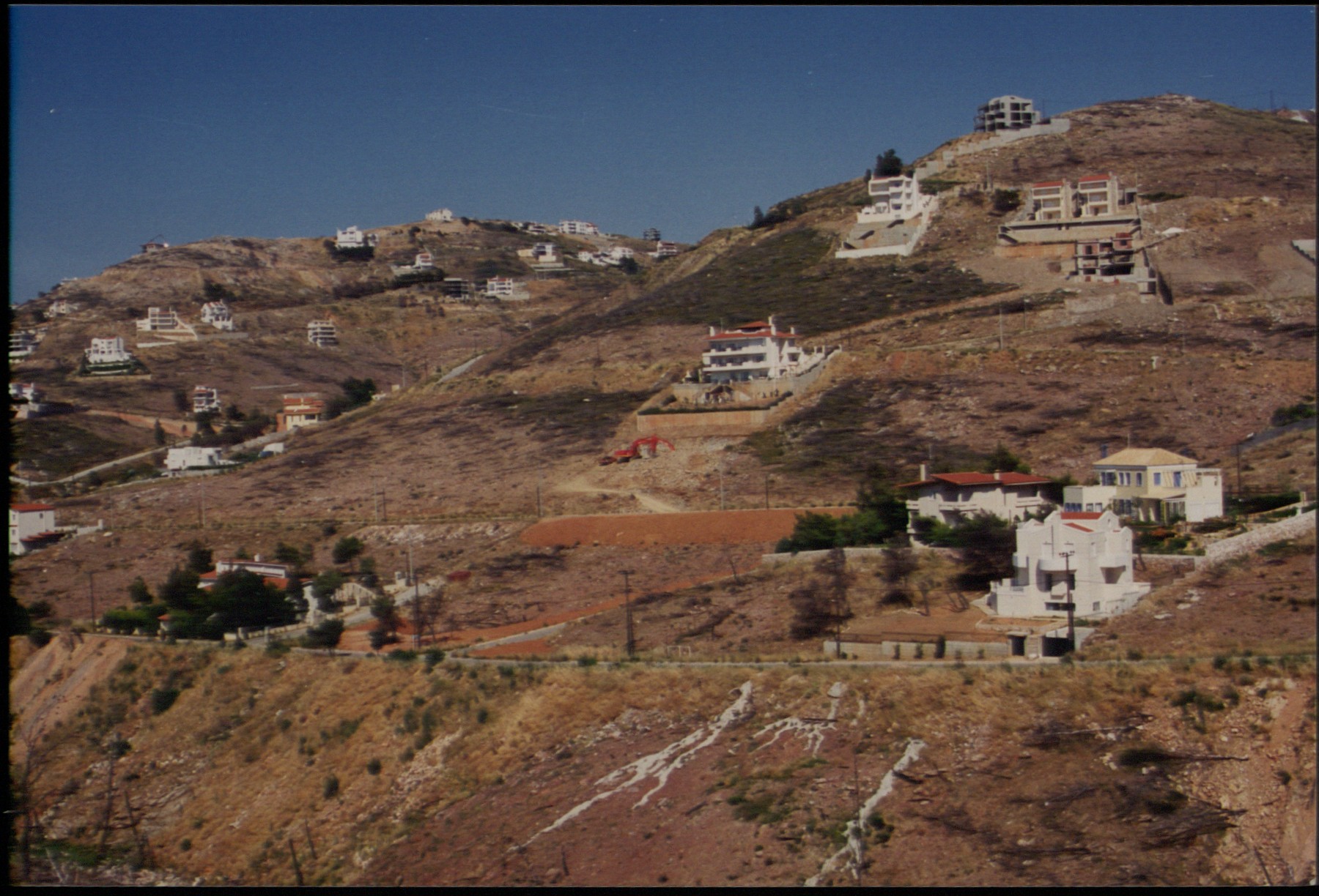 Τίνα Μπιρμπίλη: «Δεν καλύπτω ρύθμιση για τα αυθαίρετα»