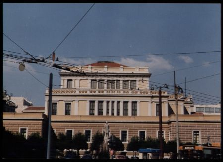 Αντιδράσεις για τα μέτρα ασφαλείας στη Βουλή λόγω των βουλευτών της Χ.Α.