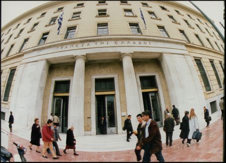 Μέση μείωση 0,26% στα επιτόκια χορηγήσεων τον Φεβρουάριο