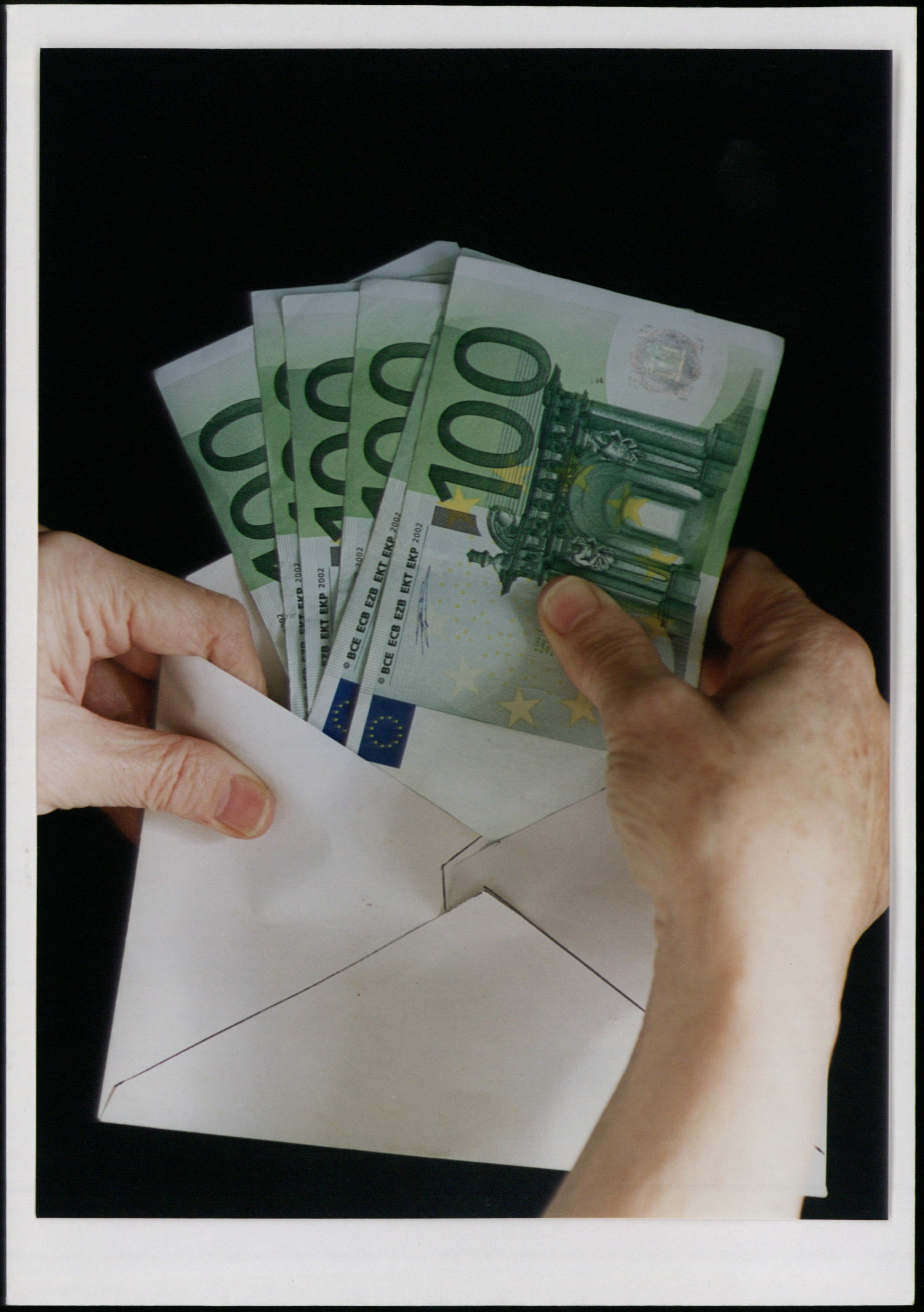 Επίδομα από 500 ευρώ για εισοδήματα ως 10.000 ευρώ