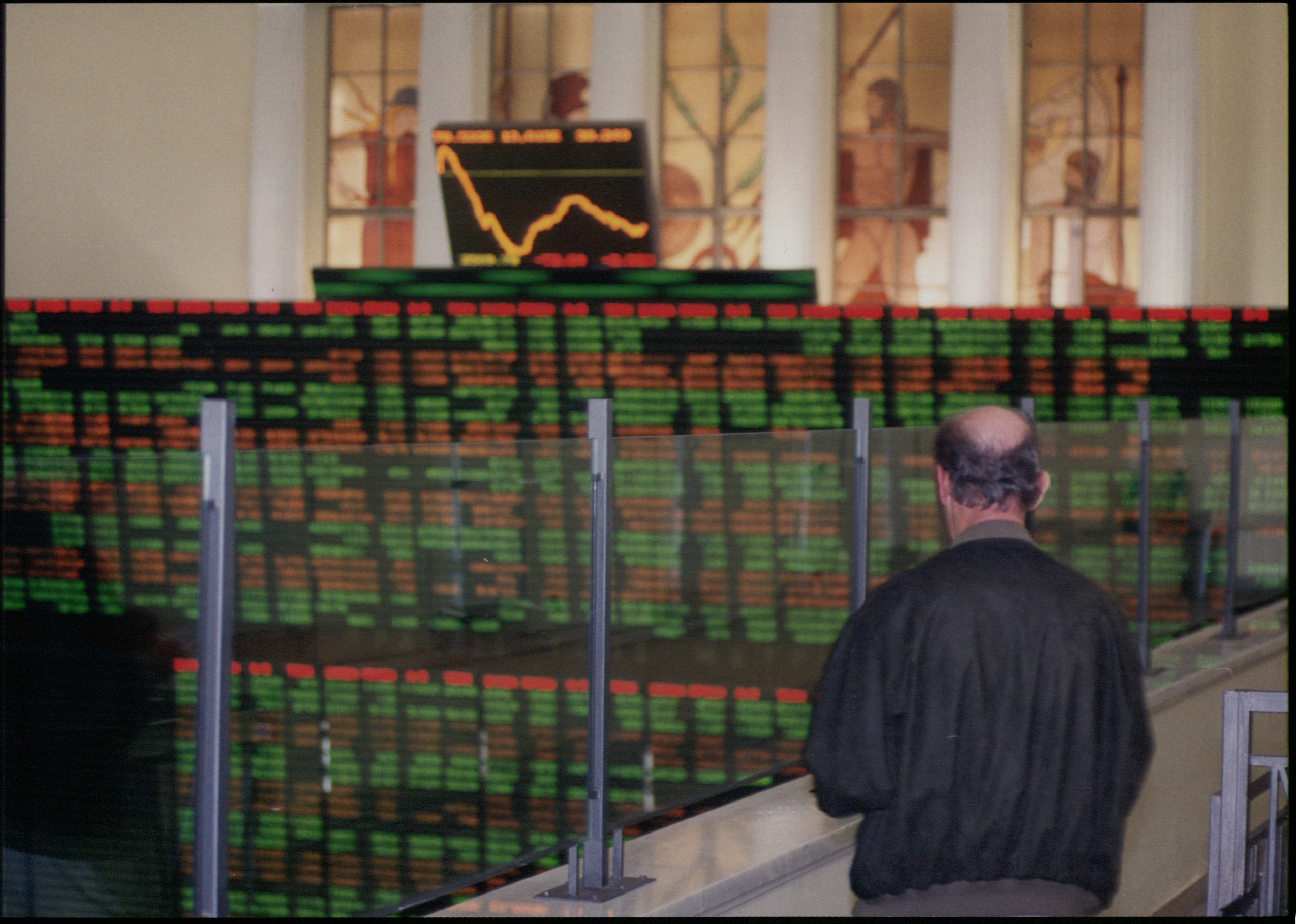 Με κομμένη την ανάσα τράπεζες και επενδυτές